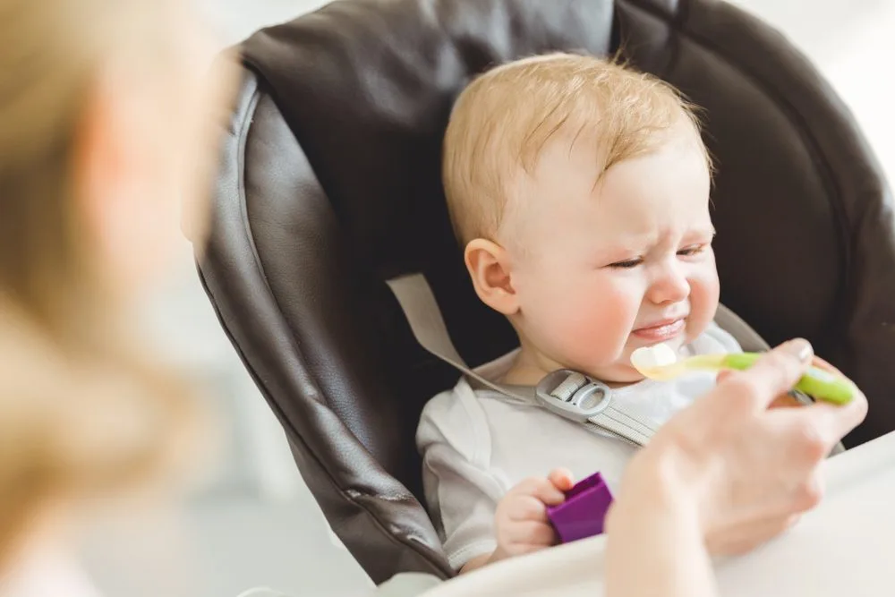 Meu bebê se recusa a comer alimentos sólidos: O que devo fazer?