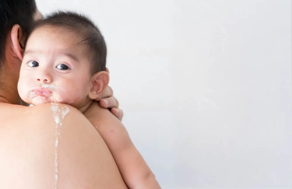 Vômito de bebê vs. Regurgitação: Qual é a diferença?