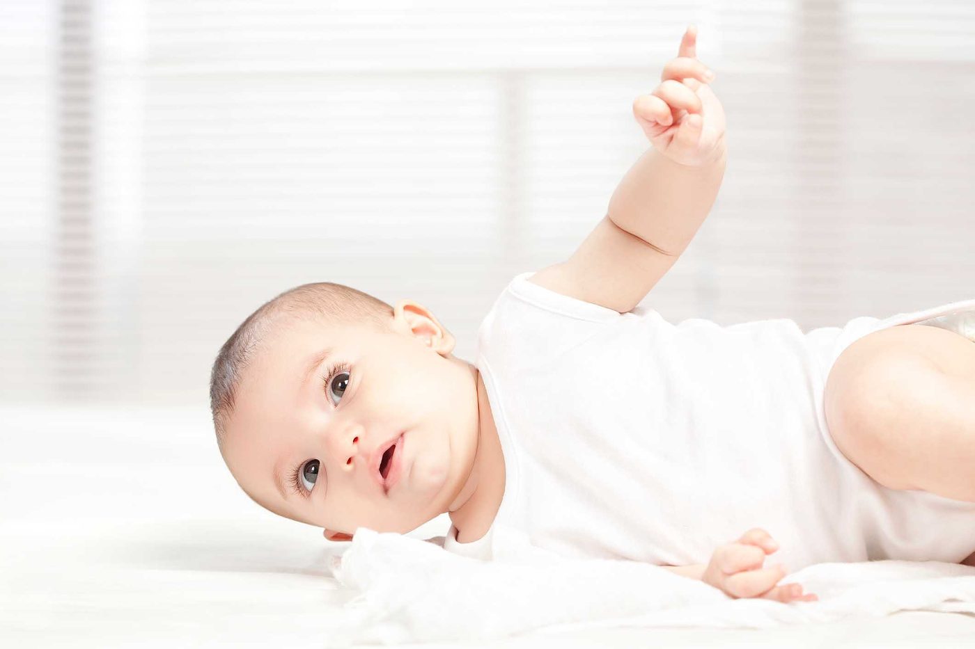 Quando o bebê descobre as mãos?