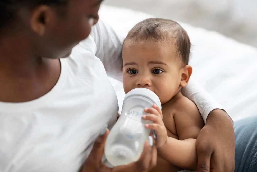 Com quantos meses o bebê segura a mamadeira?