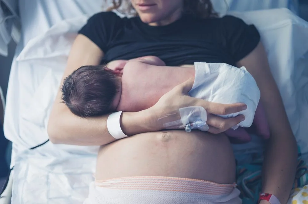Meu bebê dorme durante a mamada, o que fazer?